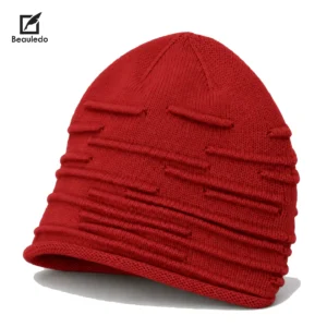 Knitted beanie with a pompom